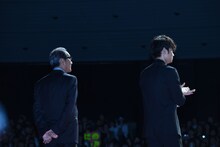 レッドカーペットを歩く滝田洋二郎（左）と綾野剛（右）。