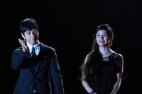 レッドカーペットを歩く西島秀俊（左）と宮崎あおい（右）。