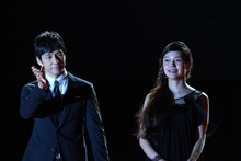 レッドカーペットを歩く西島秀俊（左）と宮崎あおい（右）。