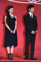 左から宮崎あおい、西島秀俊。