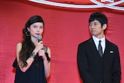 左から宮崎あおい、西島秀俊。