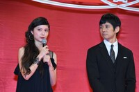 左から宮崎あおい、西島秀俊。