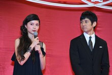 左から宮崎あおい、西島秀俊。