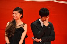 西畑大吾の話をハラハラしながら聞く宮崎あおい（左）と西島秀俊（右）。