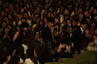 客席通路を通って登場したキャストたち。