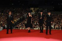 レッドカーペットを歩くキャストたち。