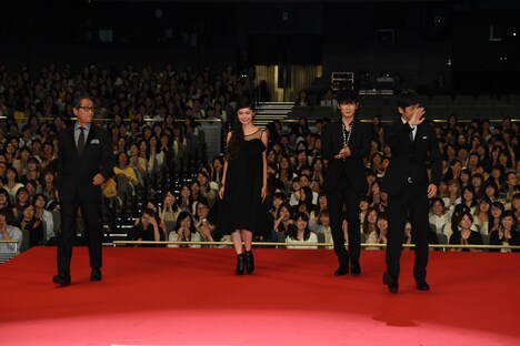 レッドカーペットを歩くキャストたち。