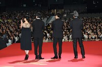 レッドカーペットを歩くキャストたち。