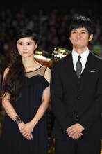 左から宮崎あおい、西島秀俊。