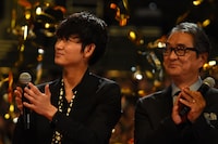 左から綾野剛、滝田洋二郎。