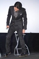 自分の座席を探す山田孝之。