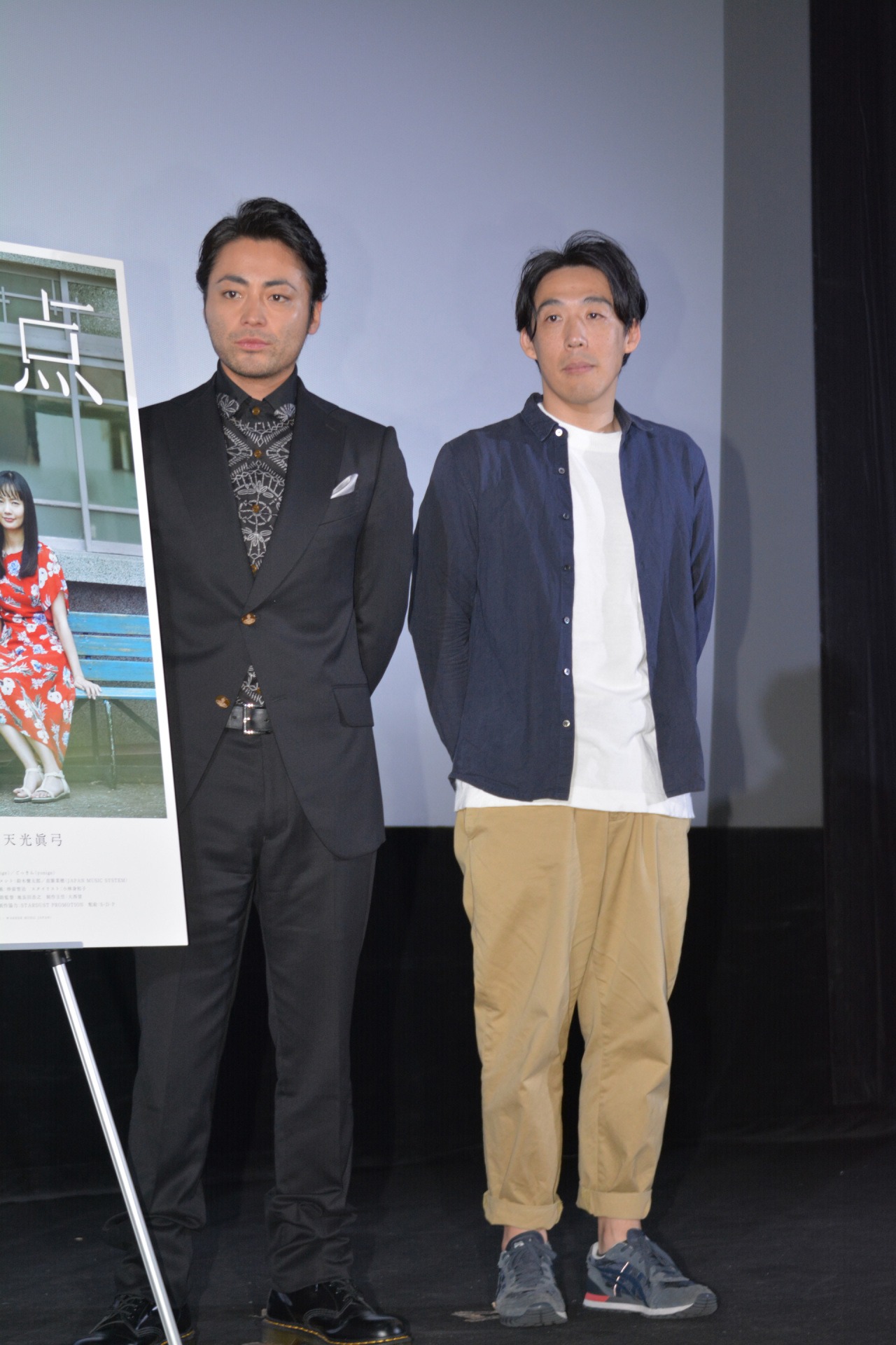 左から山田孝之、石川慶。