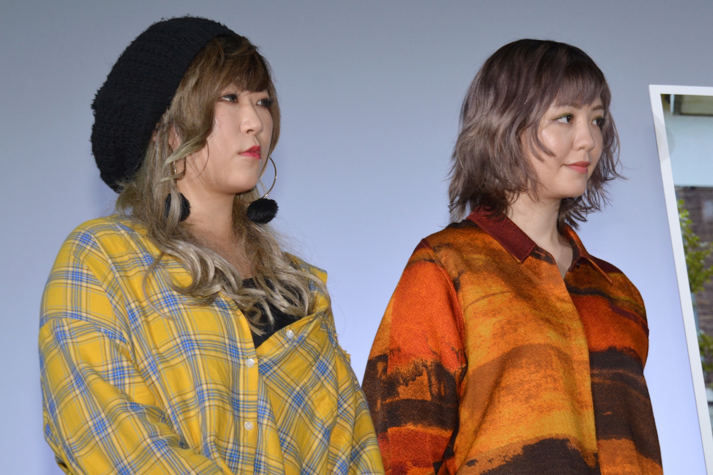 左からyonigeのごっきん、牛丸ありさ。