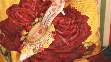 「マノロ・ブラニク トカゲに靴を作った少年」新場面写真