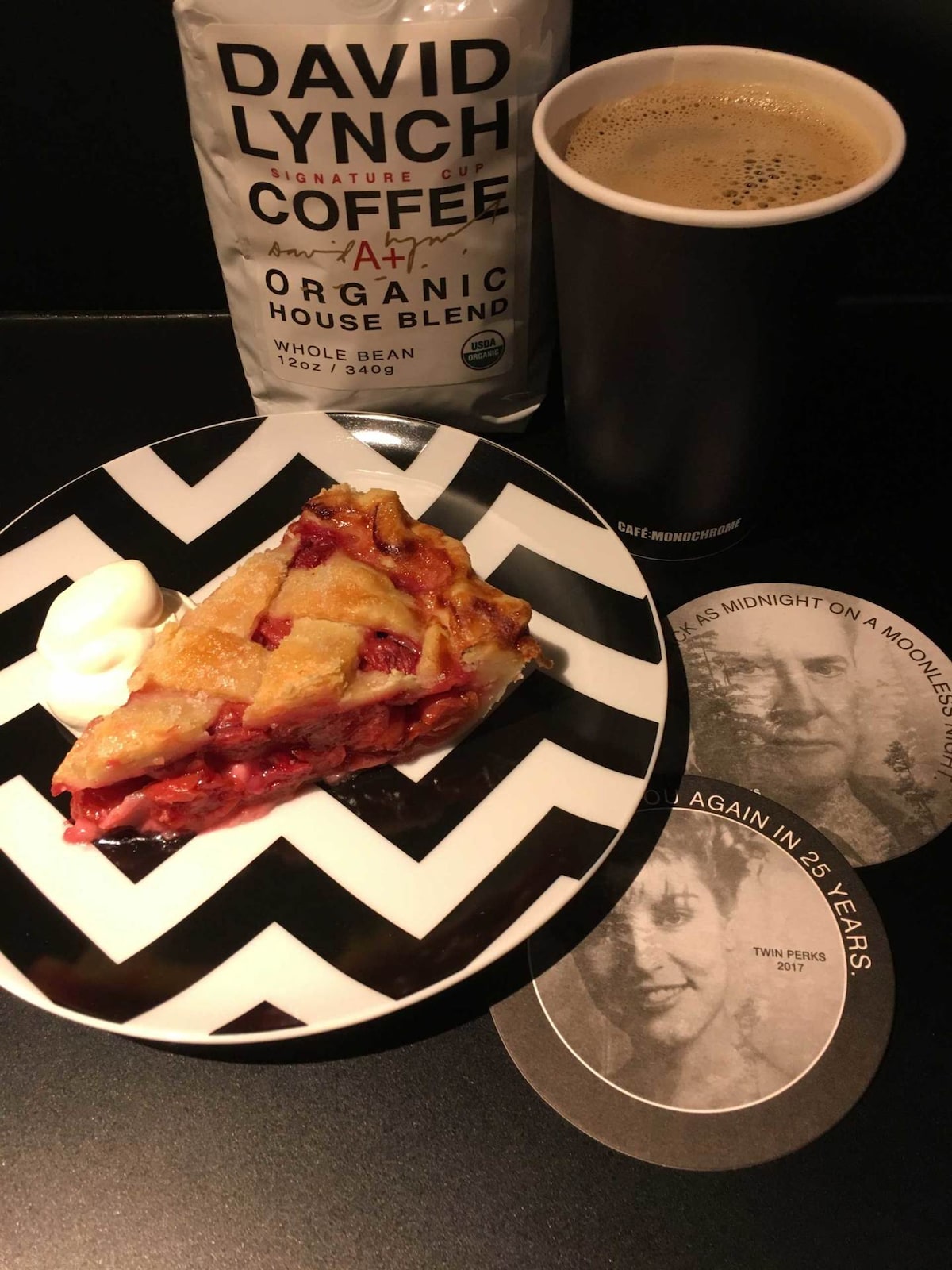 Twin Peaks Set チェリーパイ デヴィッド リンチコーヒー のイメージ写真 デヴィッド リンチの特集上映と渋谷のカフェが相互割引 画像ギャラリー 1 5 映画ナタリー