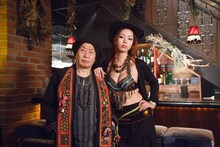 左から泉谷しげる、黒木桃子。