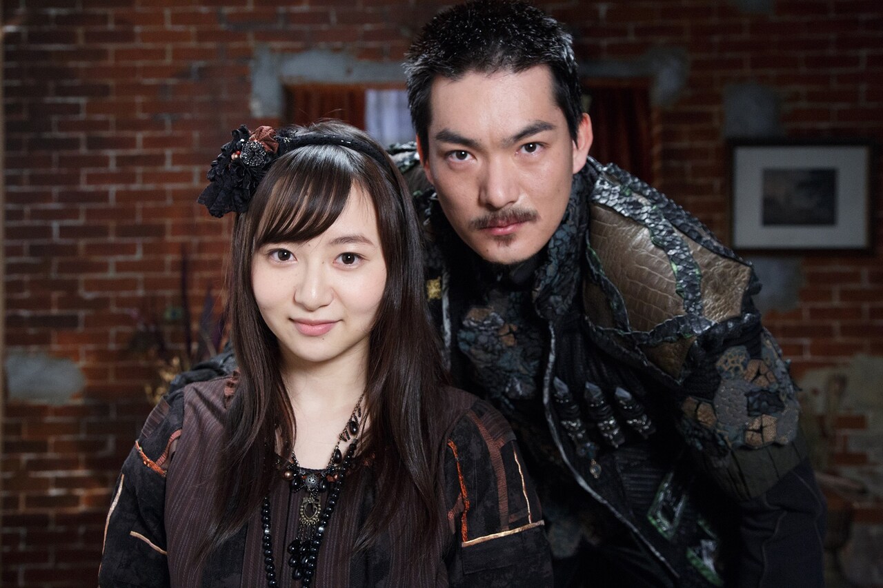 左から小松もか、脇崎智史。 - 「牙狼＜GARO＞神ノ牙」召喚前