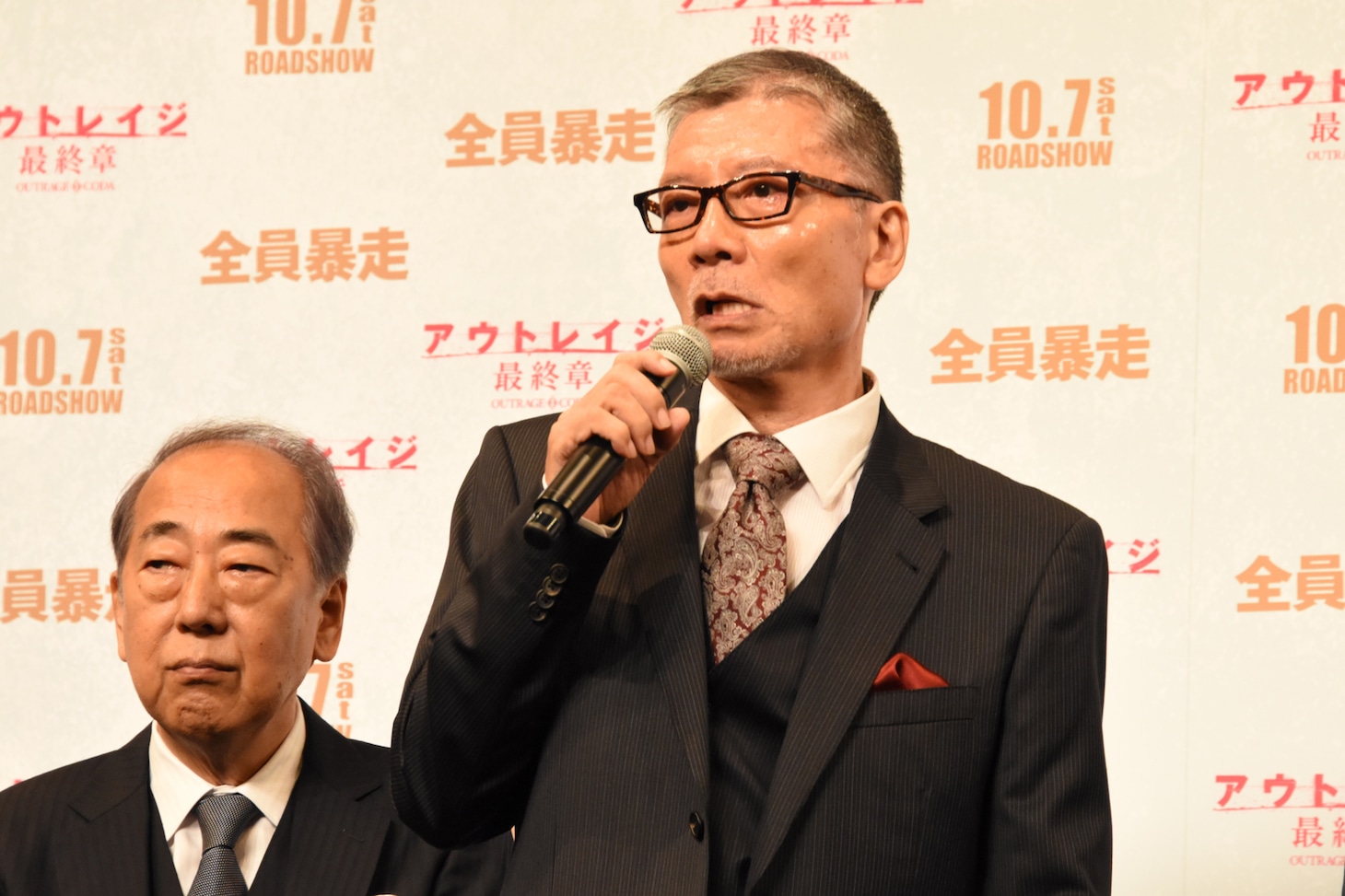 左から岸部一徳、塩見三省。