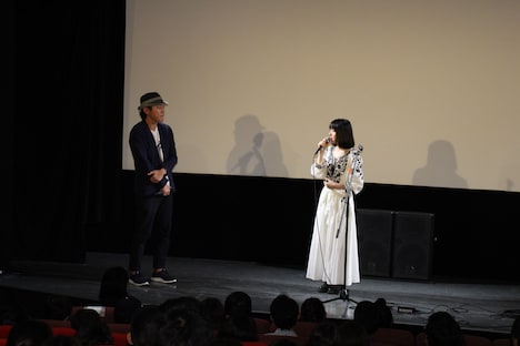 左からYuki Saito、新山詩織。