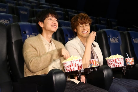 MX4Dを満喫する佐藤健（左）と宮野真守（右）。