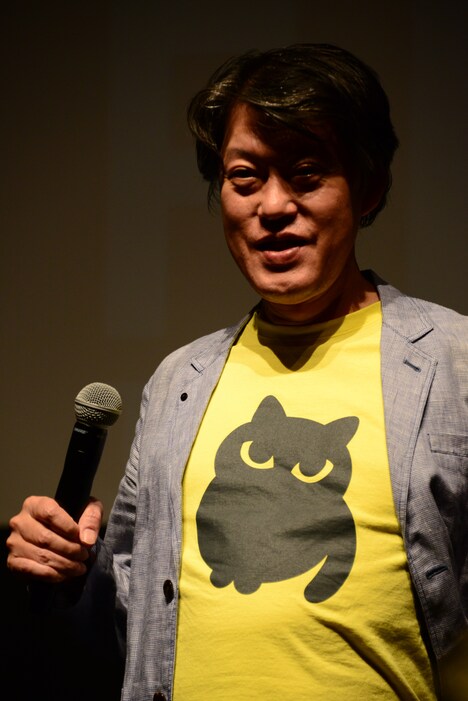 制作中の新作に関わるマークのTシャツを着て登場した原恵一。