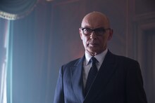 ジェームズ・フォークナー演じる“C”。