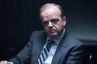 トビー・ジョーンズ演じるグレイ。