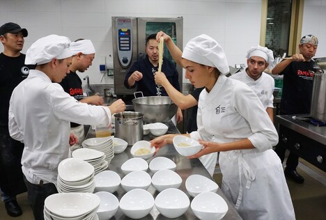 ラーメンを作る富田治とスタッフたち。