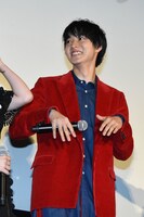 主題歌に合わせて踊る山崎賢人。