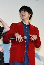 主題歌に合わせて踊る山崎賢人。