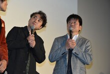 山崎賢人らの話に茶々を入れるムロツヨシ（左）と佐藤二朗（右）。