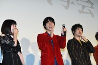 左から橋本環奈、山崎賢人、新井浩文。