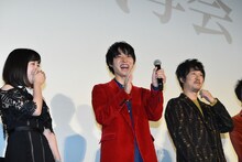 左から橋本環奈、山崎賢人、新井浩文。