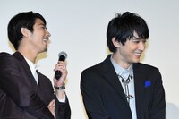 「斉木楠雄のΨ難」完成披露舞台挨拶に登壇した賀来賢人（左）、吉沢亮（右）。