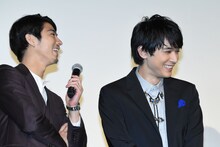 左から賀来賢人、吉沢亮。