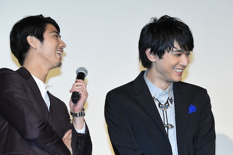 「斉木楠雄のΨ難」完成披露舞台挨拶に登壇した賀来賢人(左)、吉沢亮(右)。