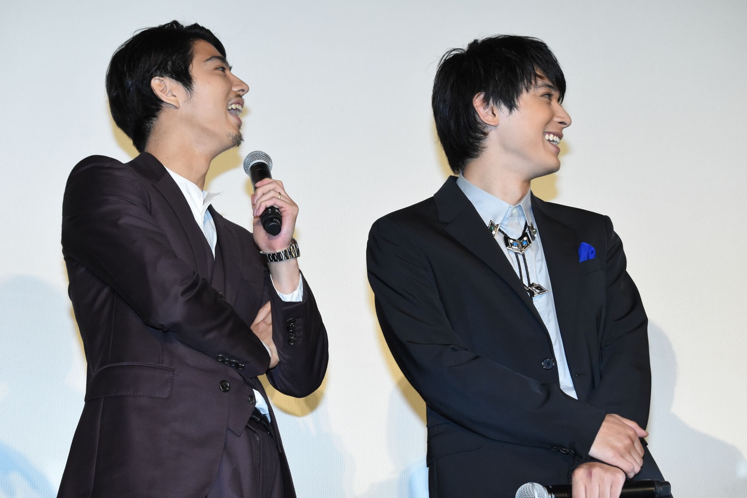 左から賀来賢人、吉沢亮。