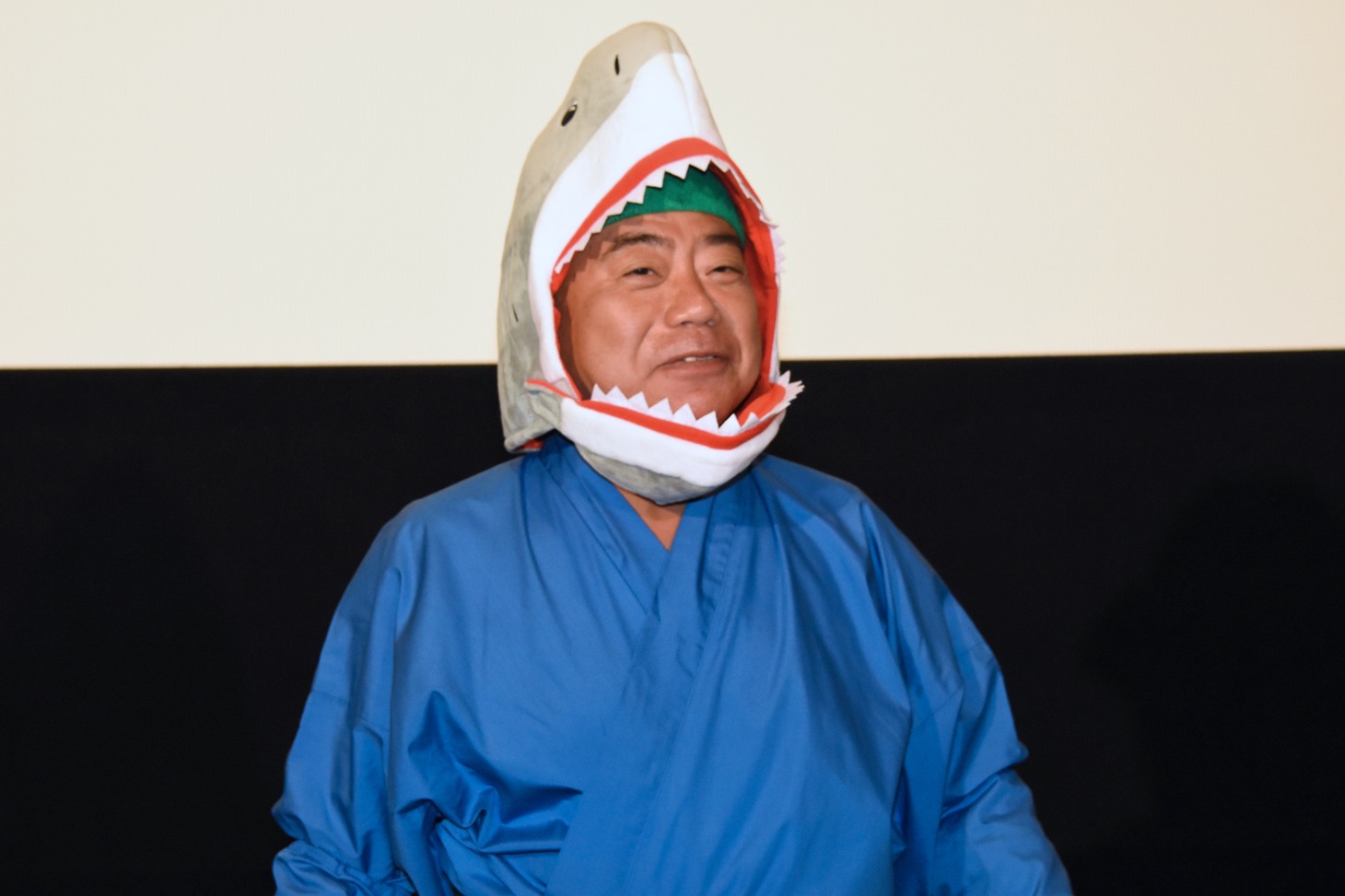 サメの被り物をして登場した出川哲朗。