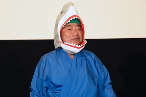 サメの被り物をして登場した出川哲朗。