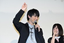 ファンが「ほほえみ王子」というプレートを持っていたことから福田雄一に「全然笑わないじゃん」と言われ、「笑いますよ！」とピースする吉沢亮。