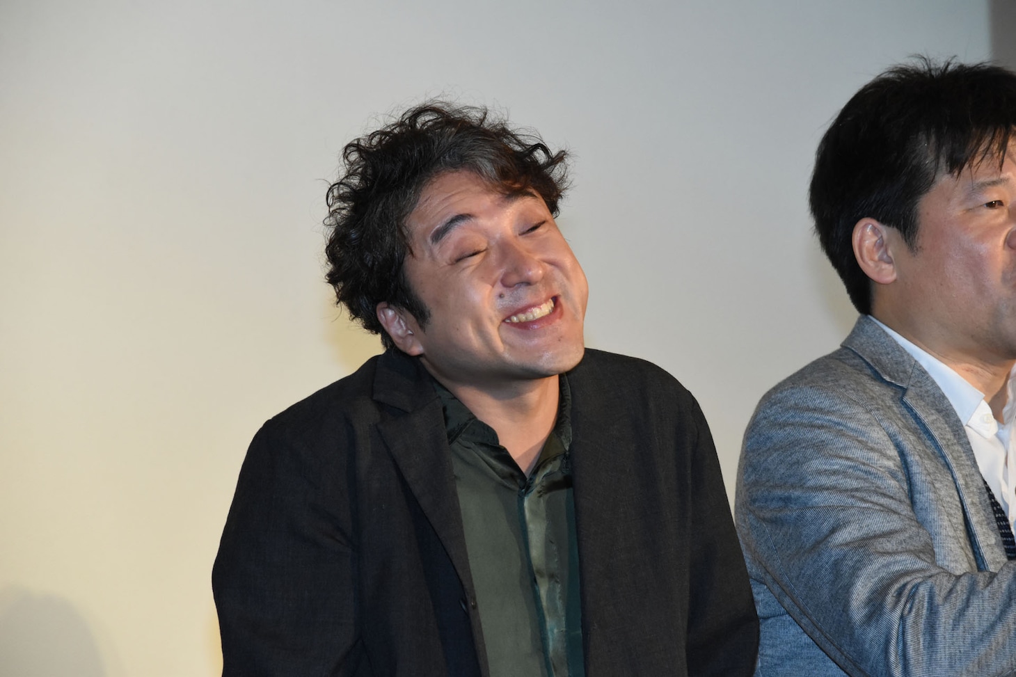 吉沢亮に負けじとほほえむムロツヨシ。