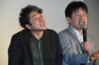 吉沢亮に負けじとほほえむムロツヨシ（左）と、報道陣に対し「撮らなくていいから！」と注意する佐藤二朗（右）。