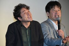 吉沢亮に負けじとほほえむムロツヨシ（左）と、報道陣に対し「撮らなくていいから！」と注意する佐藤二朗（右）。