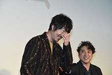 ムロツヨシ（右）に「ほほえみ浩文やって」と振られた新井浩文（左）。