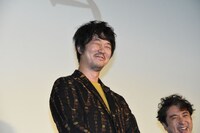 ムロツヨシ（右）に「ほほえみ浩文やって」と言われ、ほほえむ新井浩文（左）。