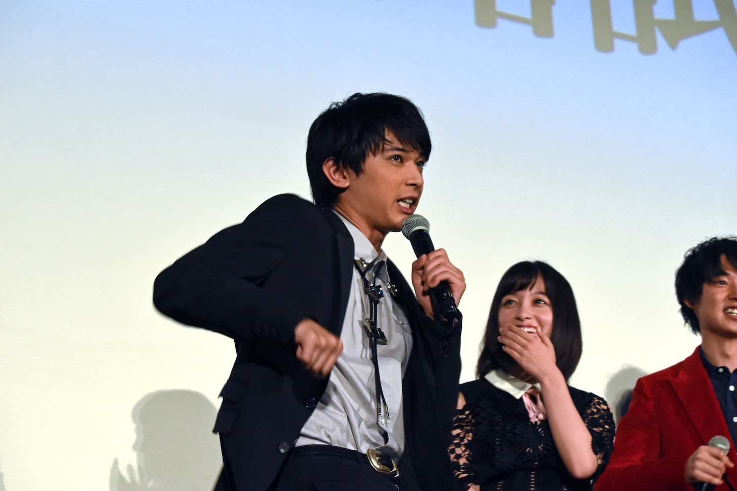 海藤の歩き方を再現する吉沢亮。