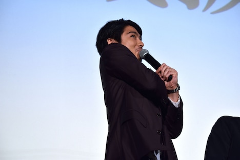 「ポン！」とポーズを取る賀来賢人。