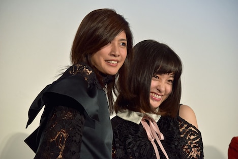 左から内田有紀、橋本環奈。