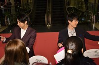 「斉木楠雄のΨ難」ピンクカーペットセレモニーに参加した賀来賢人（左）と吉沢亮。