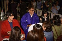 「斉木楠雄のΨ難」ピンクカーペットセレモニーに参加した山崎賢人（左）、福田雄一（中央）、橋本環奈（右）。